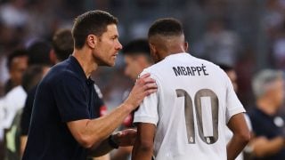 Mbappé hablando con Xabi Alonso. (EFE)