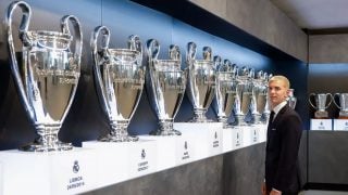 Mastantuono junto a las 15 Copas de Europa del Real Madrid. (Realmadrid.com)