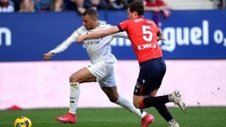 Kylian Mbappé encara a Jorge Herrando en el último duelo entre Osasuna y Real Madrid. (Getty)