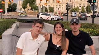 Mastantuono junto a sus hermanos por Madrid.