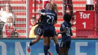 Eva Navarro y Holmgaard celebran un gol. (Real Madrid)