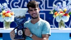 Carlos Alcaraz levanta el título de Cincinnati. (Getty)