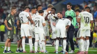 Xabi Alonso instruye a sus jugadores en el Real Madrid-Osasuna. (Getty)