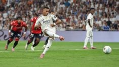 Mbappé marca de penalti ante Osasuna. (Getty)