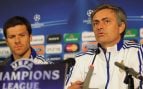 Xabi Alonso y José Mourinho, en rueda de prensa.
