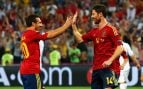 Cazorla y Xabi Alonso celebran un gol en la Eurocopa 2012