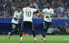 Kylian Mbappé y Vinicius Junior celebran un tanto ante el Real Oviedo.
