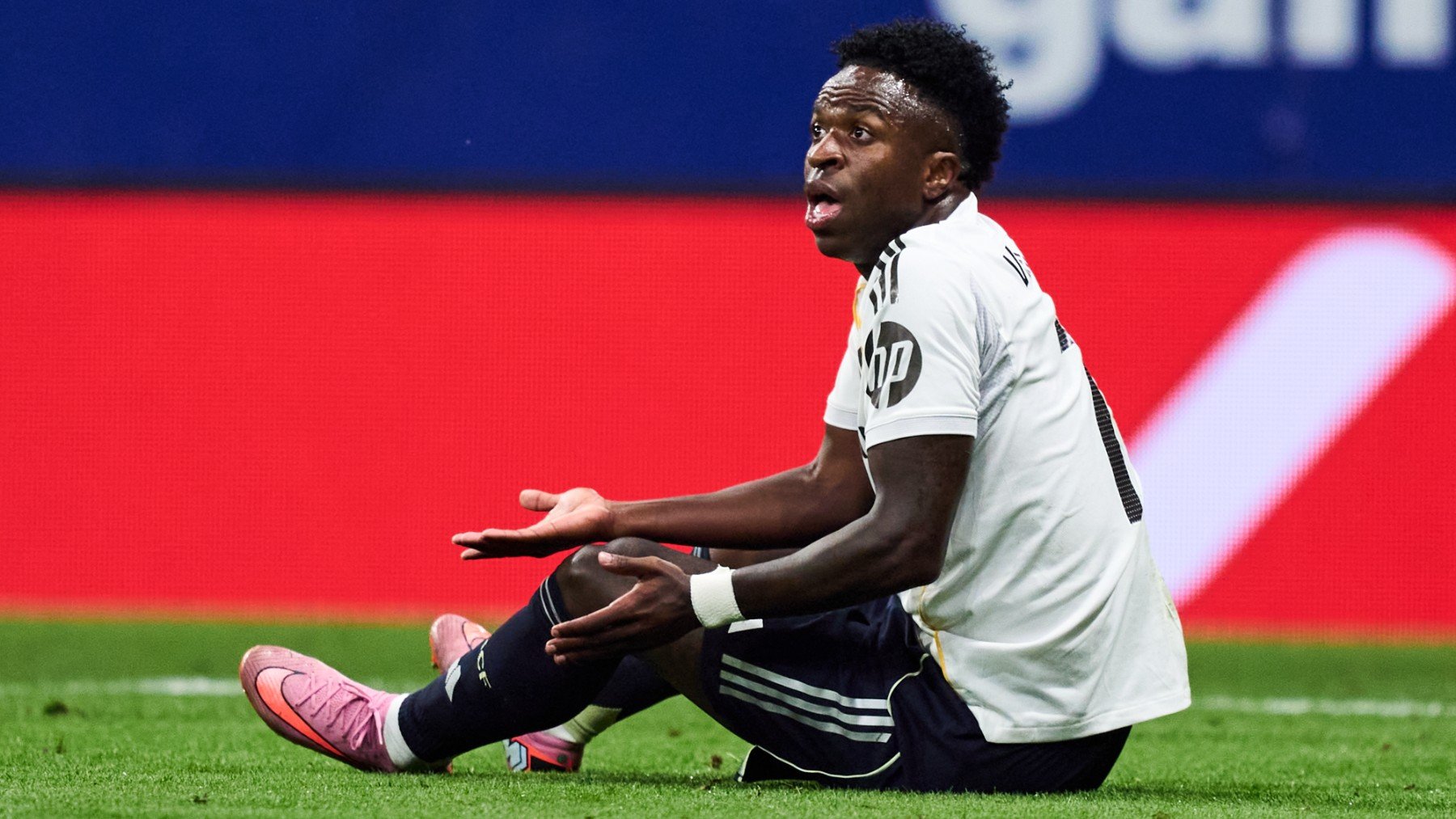 La Liga denuncia los gritos racistas a Vinicius en el Tartiere