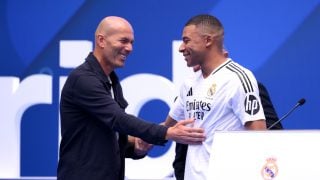 Zinedine Zidane y Kylian Mbappé, en la presentación del delantero. (Getty)