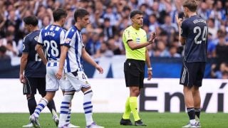 Gil Manzano habla con Huijsen tras expulsarle injustamente. (Getty)