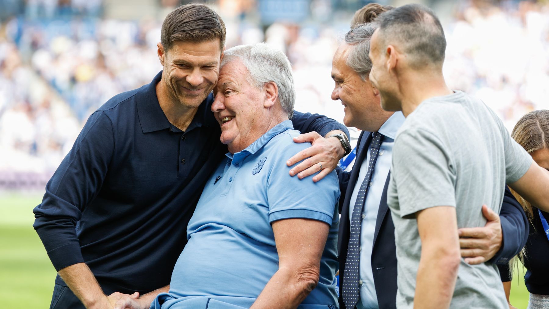 Así fue el homenaje de la Real Sociedad a Toshack con Xabi Alonso como protagonista