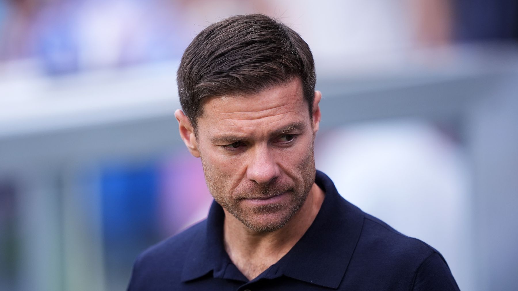 Xabi Alonso fue recibido con una tímida ovación en su regreso a San Sebastián