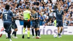 Gil Manzano expulsa a Huijsen en el Real Sociedad-Real Madrid. (Getty)