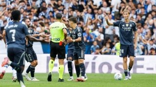 Gil Manzano expulsa a Huijsen en el Real Sociedad-Real Madrid. (Getty)