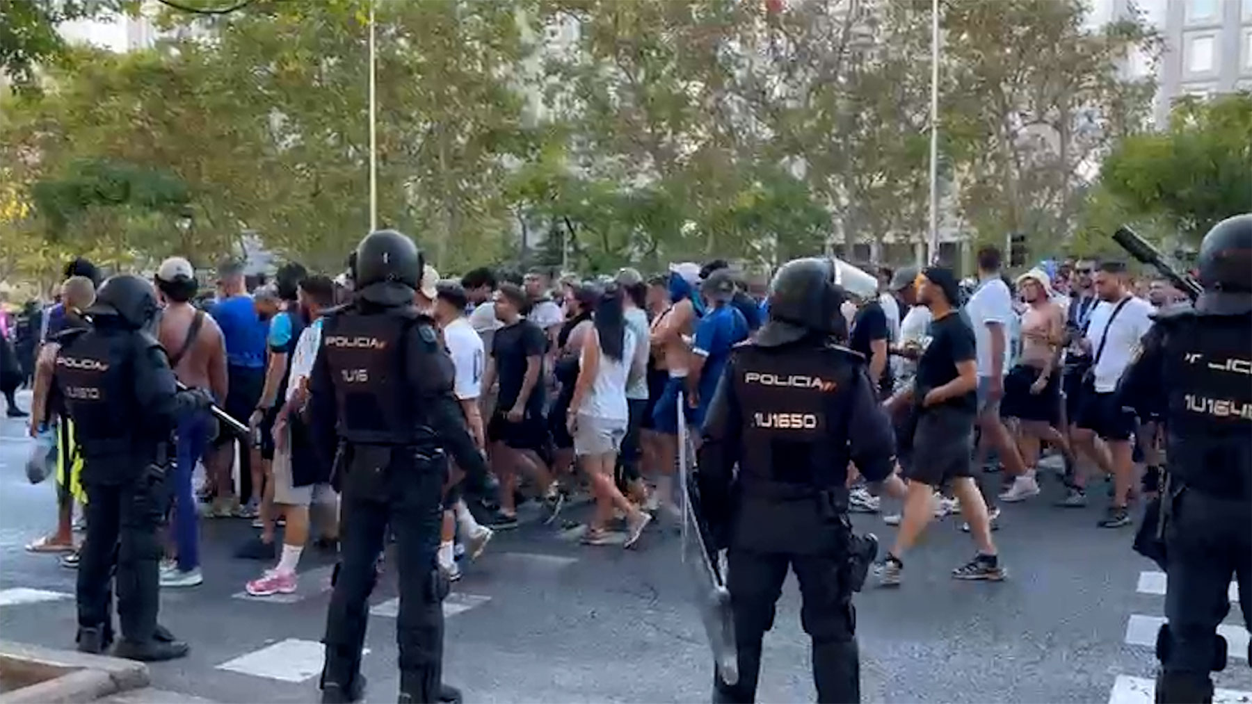 Así contuvo la Policía a los 900 ultras del Olympique de Marsella desplazados al Bernabéu