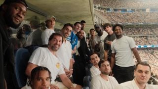 La plantilla Real Madrid de baloncesto, en el Santiago Bernabéu. (X: @23Llull)