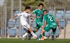 El capitán del Castilla, Manuel Ángel, durante una acción del partido.