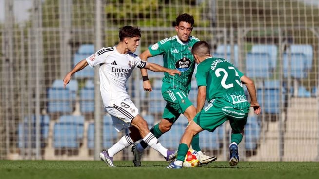 El capitán del Castilla, Manuel Ángel, durante una acción del partido.