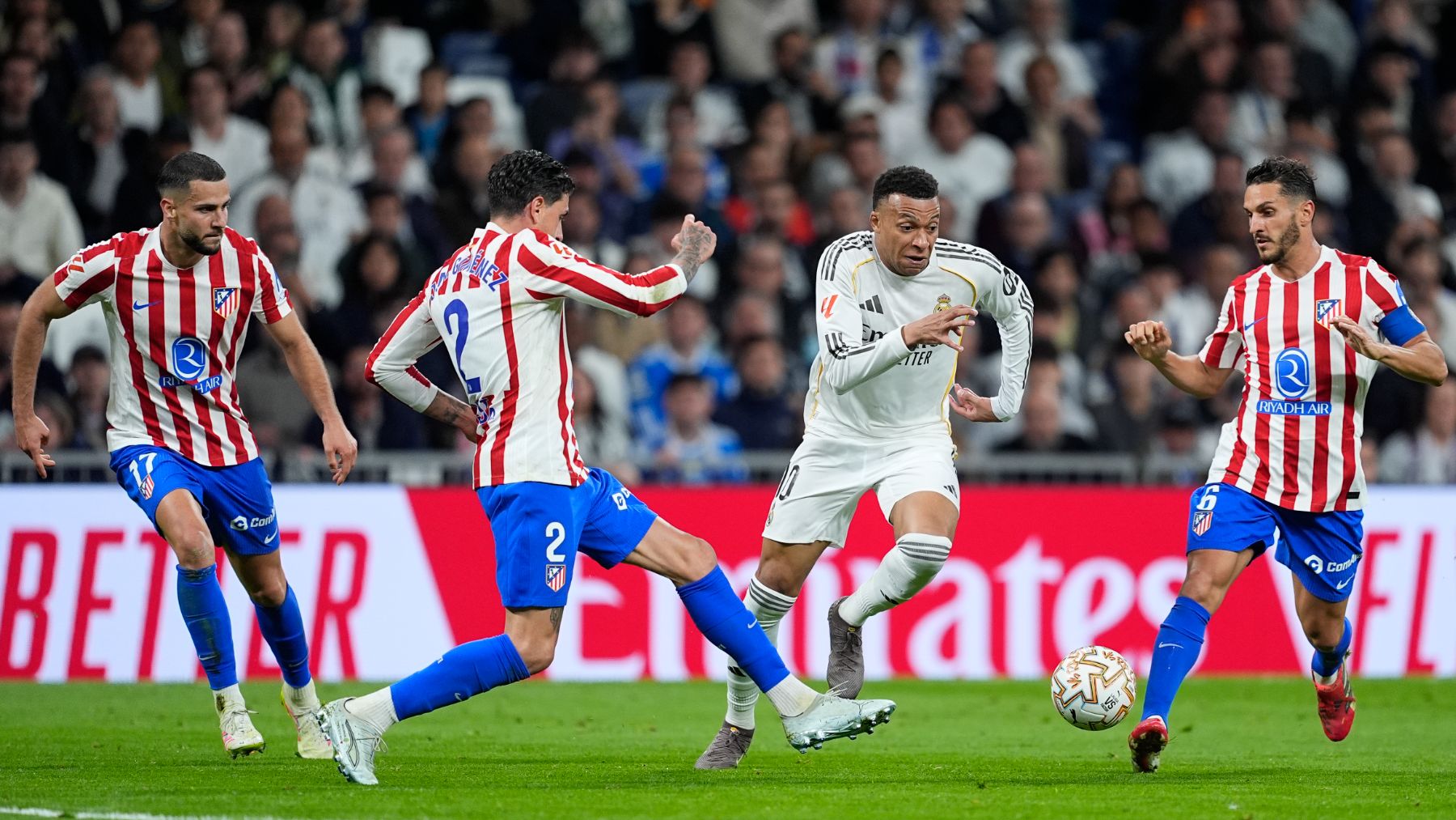 Una imagen del último derbi disputado en el Bernabéu. (Foto: EP)