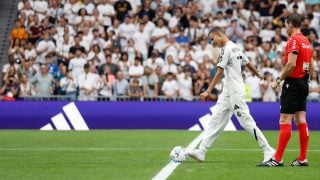 Abderrahim realiza el saque de honor.
