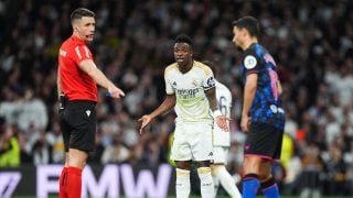 Vinicius Junior protesta una acción a Díaz de Mera. (Getty)