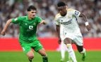 Vinicius controla el balón ante Cardoso, del Real Betis.