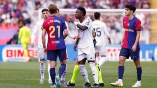 Vinicius discute con De Jong en el último Clásico. (EP)