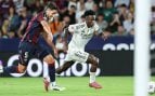 Vinicius y Elgezabal, en el Levante-Real Madrid. (Europa Press)
