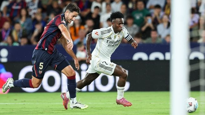 Vinicius y Elgezabal, en el Levante-Real Madrid. (Europa Press)