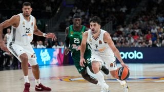Campazzo y Tavares, ante Kendrick Nunn. (EP)