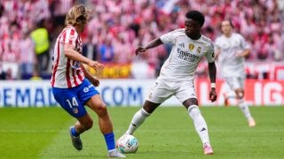Vinicius ante Llorente en el derbi. (EFE)