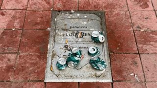 La placa de Courtois, vandalizada. (OKDIARIO)