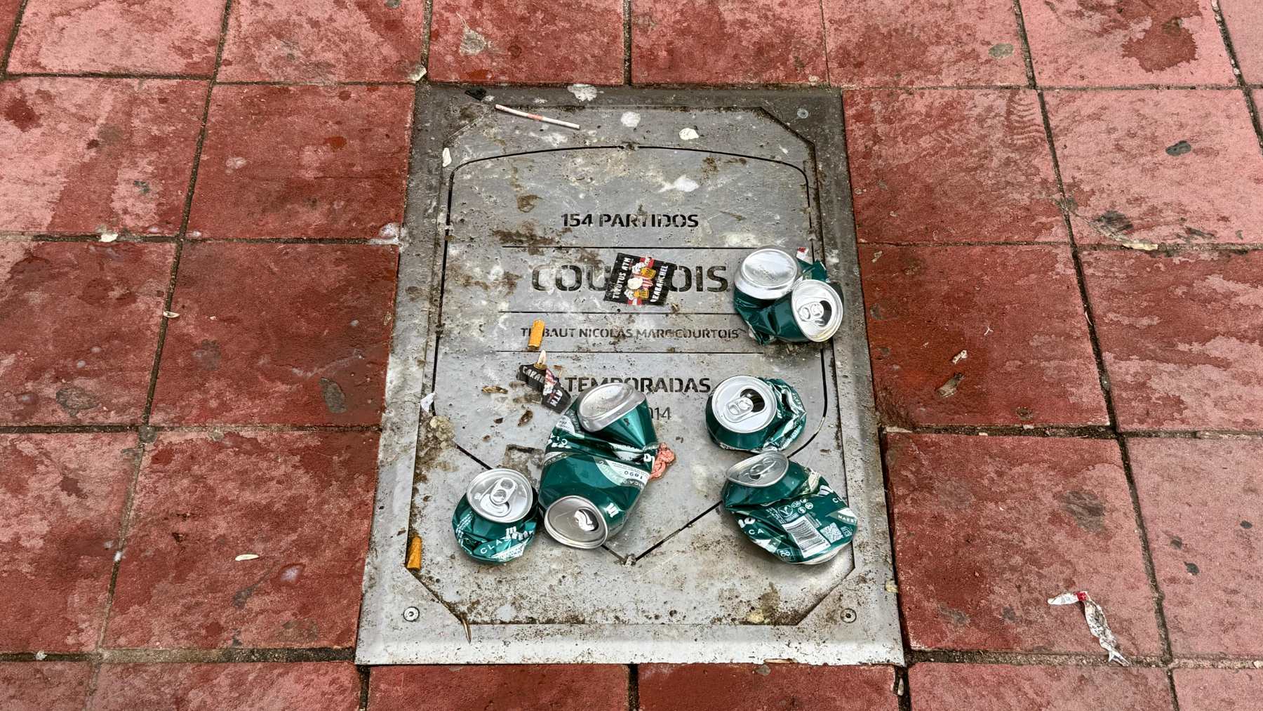 Los radicales del Atlético vuelven a profanar la placa de Courtois en el Metropolitano