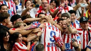 Alexander Sorloth celebra el gol con la grada. (EFE)
