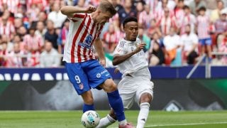 Miltiao en el momento en elp que Sorloth le da una patada. (EFE)