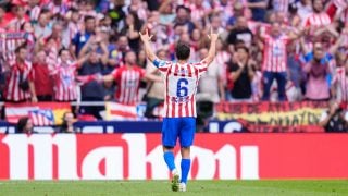 Koke celebra con la afición el triunfo del Atlético en el derbi. (EP)