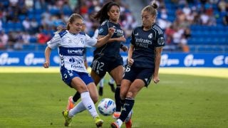 La jugadora del Tenerife Aleksandra, ante Angeldahl. (EFE)
