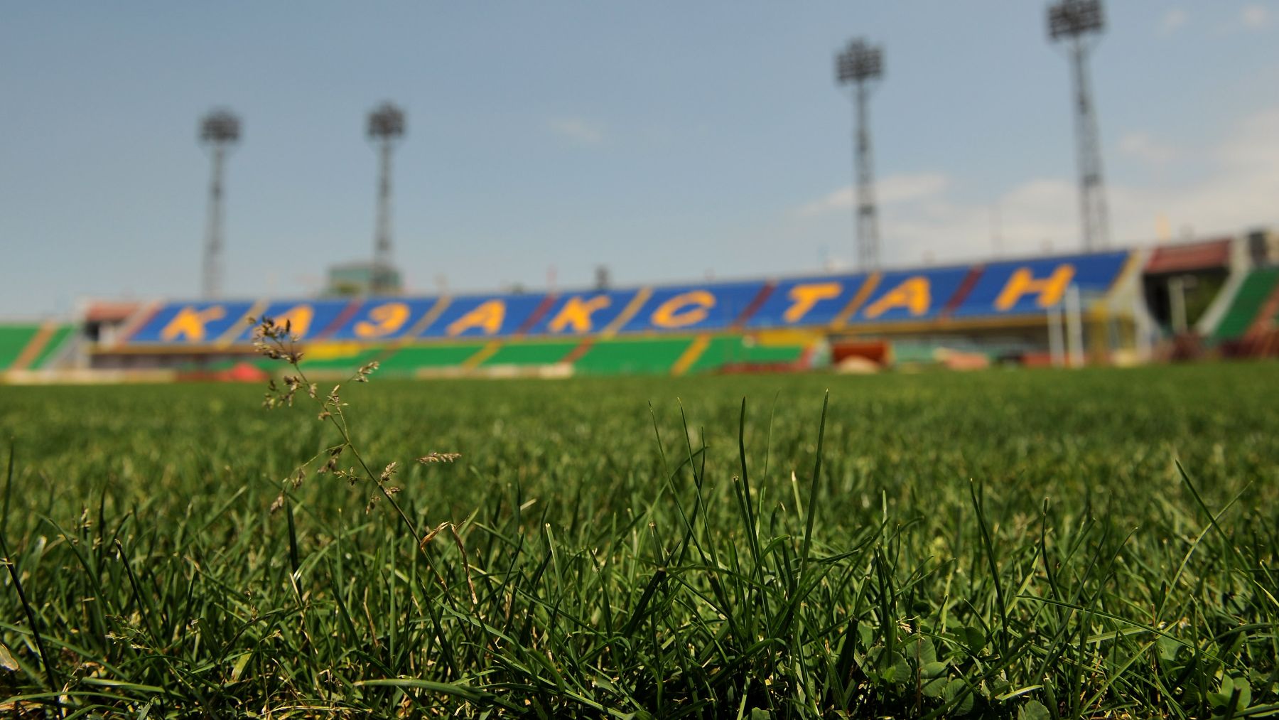 La trampa legal del Kairat: la UEFA ignora la queja del Real Madrid por el césped