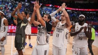Los jugadores del Real Madrid aplauden a su afición en el Martín Carpena. (ACB)
