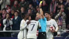 Cuadra Fernández amonesta a Vinicius. (Getty)