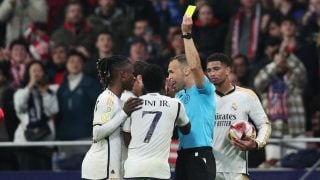 Cuadra Fernández amonesta a Vinicius. (Getty)