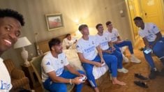 Vinicius saca a sus compañeros jugando a la PlayStation.
