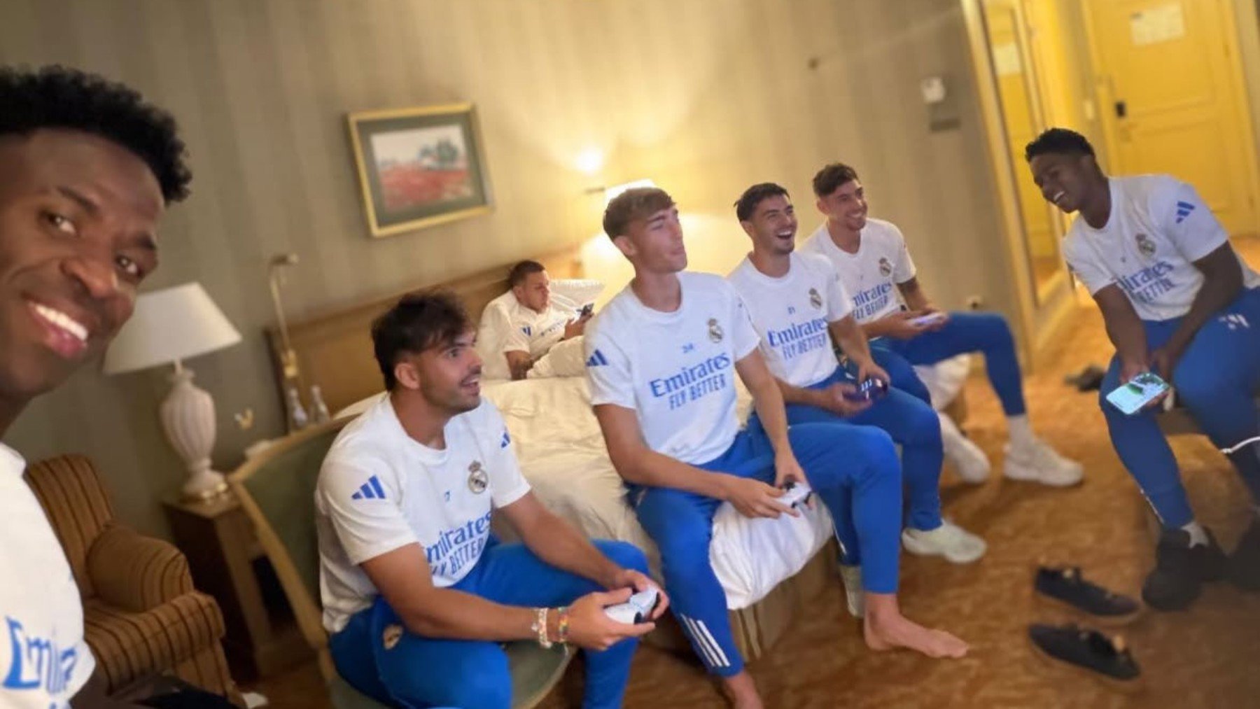 Vinicius hace piña con una imagen poco habitual: medio Real Madrid jugando a la PlayStation