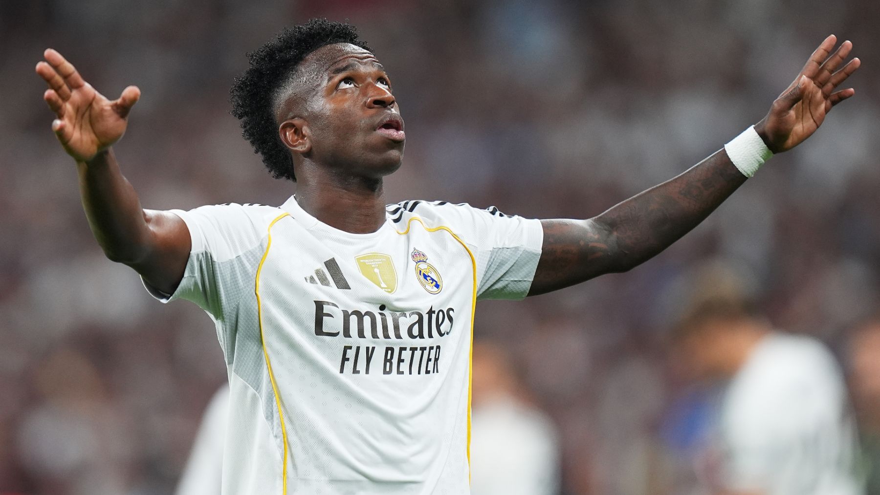 Vinicius impulsa al Real Madrid con su doblete y Mbappé sentencia