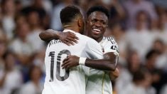 Mbappé se abraza con Vinicius tras el penalti. (EFE)