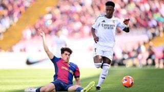 Pau Cubarsí, frente a Vinicius. (Getty).