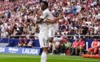 Mbappé y Vinicius se abrazan en la celebración de un gol.