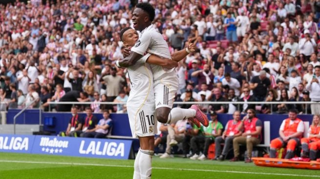 Mbappé y Vinicius se abrazan en la celebración de un gol.