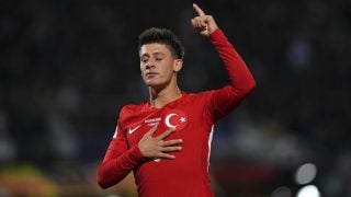 Arda Güler celebra su gol con Turquía.
