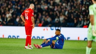 Mbappé, tras lesionarse. (FFF)